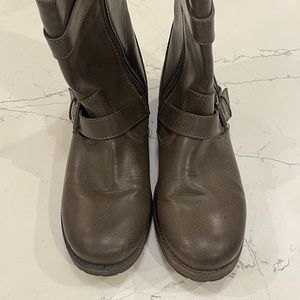 Woman’s side zipper Bass Boots